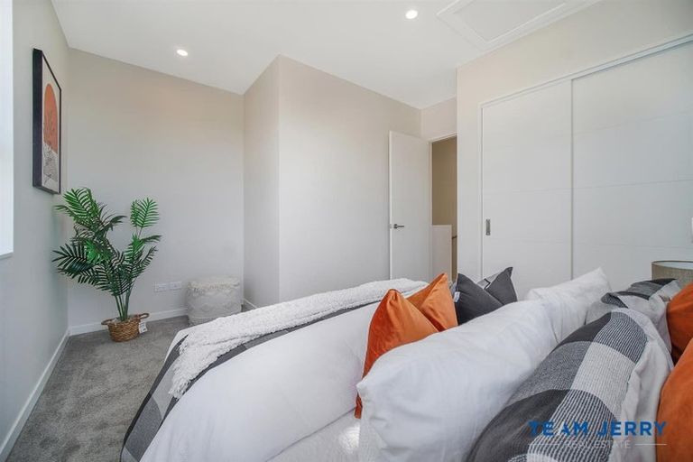 Photo of property in 17 Kuaha Road, Massey, Auckland, 0614