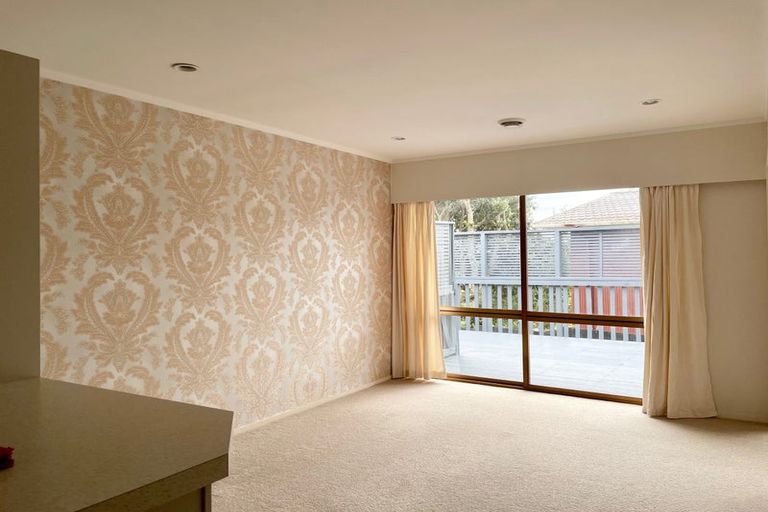 Photo of property in 72 Gossamer Drive, Pakuranga Heights, Auckland, 2010