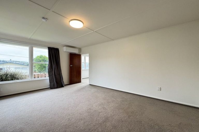 Photo of property in 19 Catherine Crescent, Paparangi, Wellington, 6037