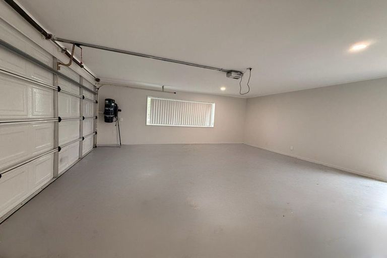 Photo of property in 2 Corta Bella Place, Golflands, Auckland, 2013