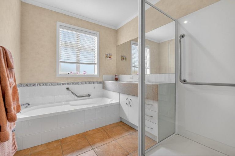 Photo of property in 23 Sovereign Isle Lane, Rototuna, Hamilton, 3210