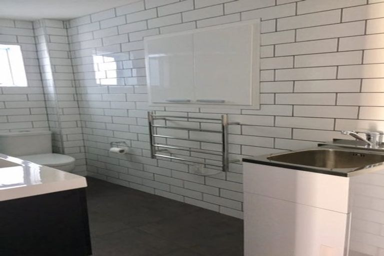 Photo of property in 27 Sunset Road, Totara Vale, Auckland, 0632