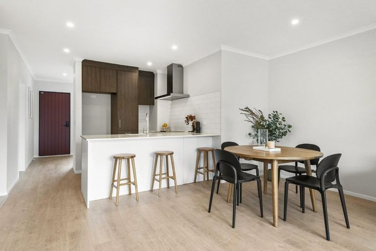 Photo of property in 2/1 Parapara Place, Albany, 0632
