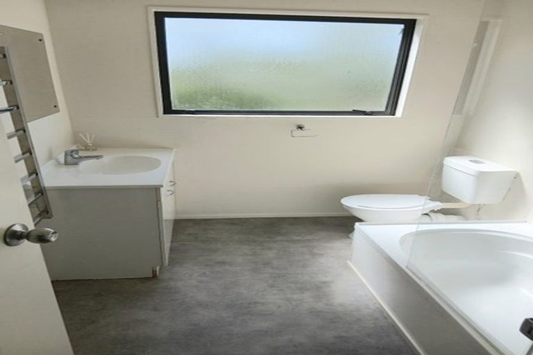 Photo of property in 6/44 Fields Parade, Oteha, Auckland, 0632