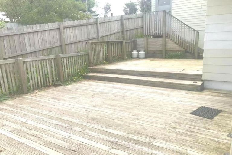 Photo of property in 12 Karamu Street, Te Atatu Peninsula, Auckland, 0610