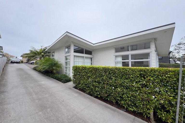 Photo of property in 8a Glenfield Road, Birkenhead, Auckland, 0626