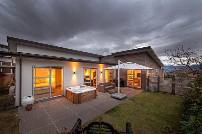 Photo of property in 16 Edgewood Place, Wanaka, 9305