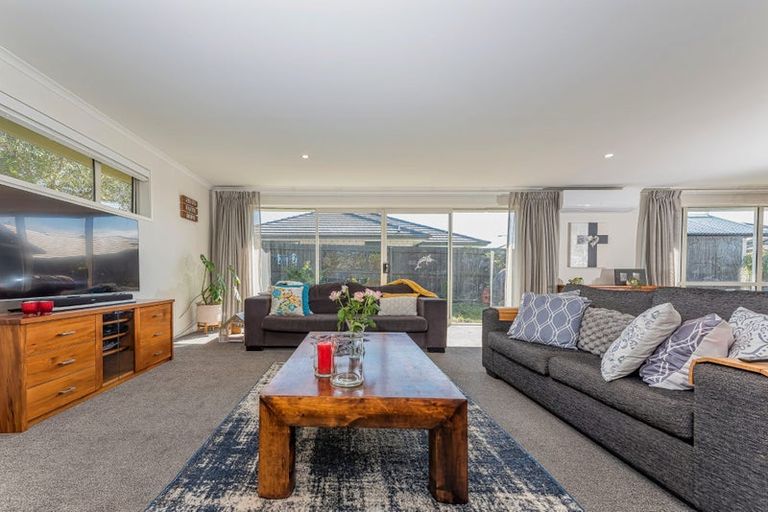 Photo of property in 13 Papa Orchard Drive, Kumeu, 0810