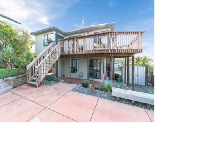 Photo of property in 4 Forbes Lane, Newlands, Wellington, 6037