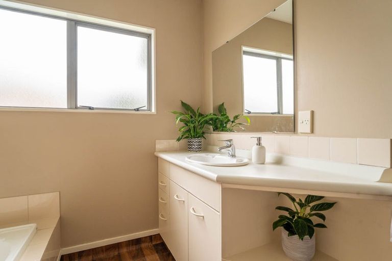 Photo of property in 2 Myers Grove, Churton Park, Wellington, 6037