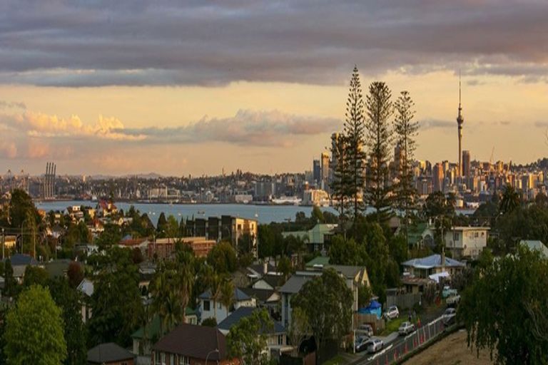 Photo of property in 1/24 Martin Crescent, Northcote, Auckland, 0627