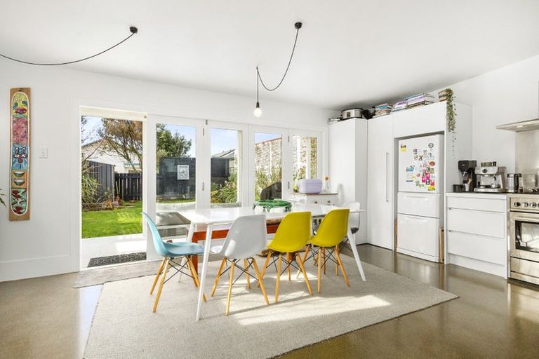 Photo of property in 129 Onepu Road, Lyall Bay, Wellington, 6022