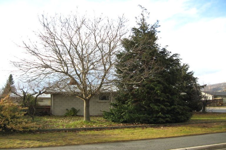 Photo of property in 1 Derry Street, Cromwell, 9310