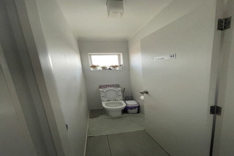 Photo of property in 1/212 Te Atatu Road, Te Atatu South, Auckland, 0610