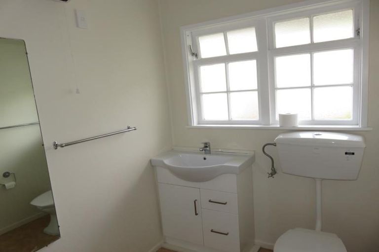 Photo of property in 1a Thurleigh Grove, Karori, Wellington, 6012