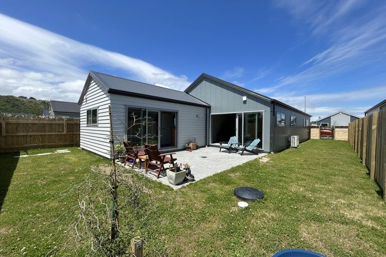 Photo of property in 18 Koru Loop, Paraparaumu, 5032