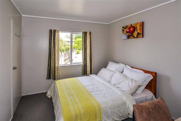 Photo of property in 1/20 Hogans Road, Glenfield, Auckland, 0629