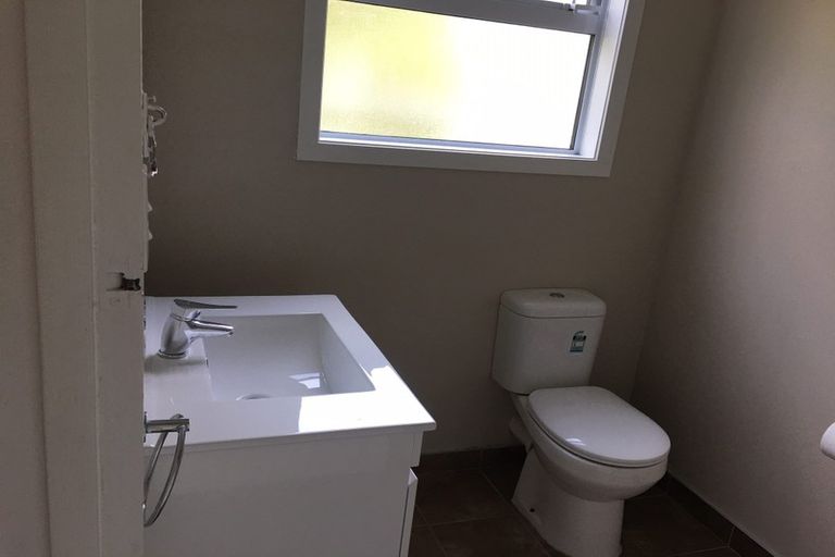 Photo of property in 25b Omega Street, Newlands, Wellington, 6037