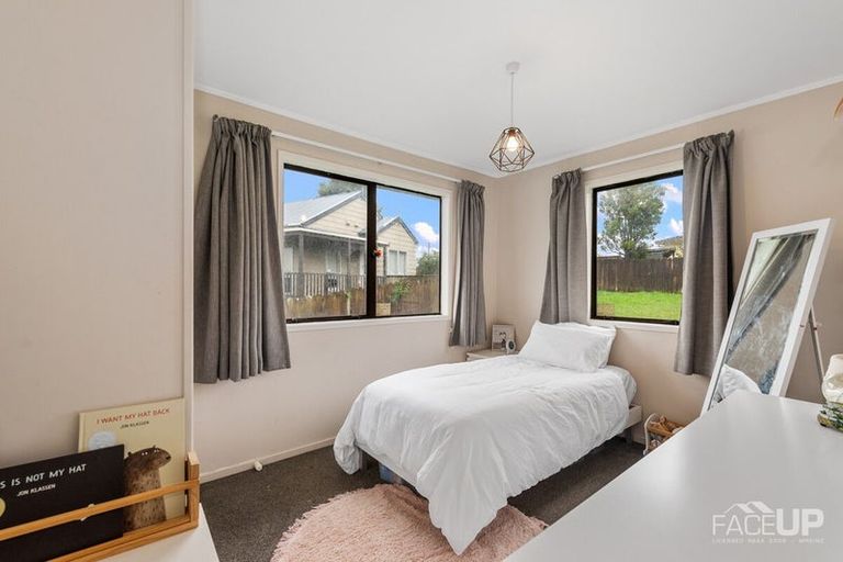 Photo of property in 10 Pahi Place, West Harbour, Auckland, 0618