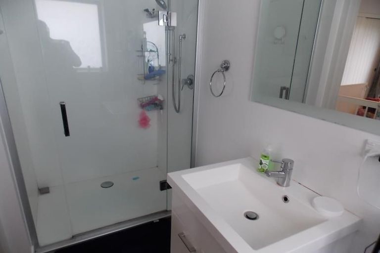 Photo of property in 11a Pinkerton Grove, Newlands, Wellington, 6037