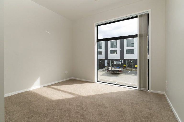 Photo of property in 2 Mikoikoi Crescent, Mangere Bridge, Auckland, 2022