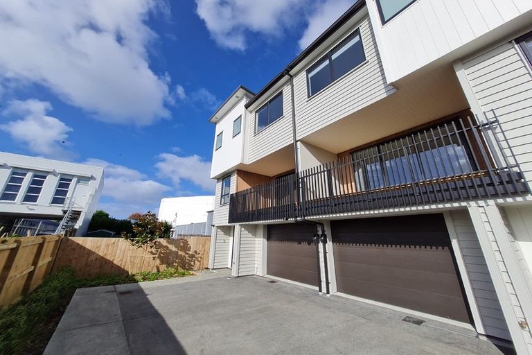 Photo of property in 8/5 Peachgrove Road, Te Atatu Peninsula, Auckland, 0610