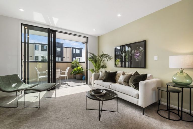 Photo of property in 2/19 Windlass Street, Long Bay, Auckland, 0630