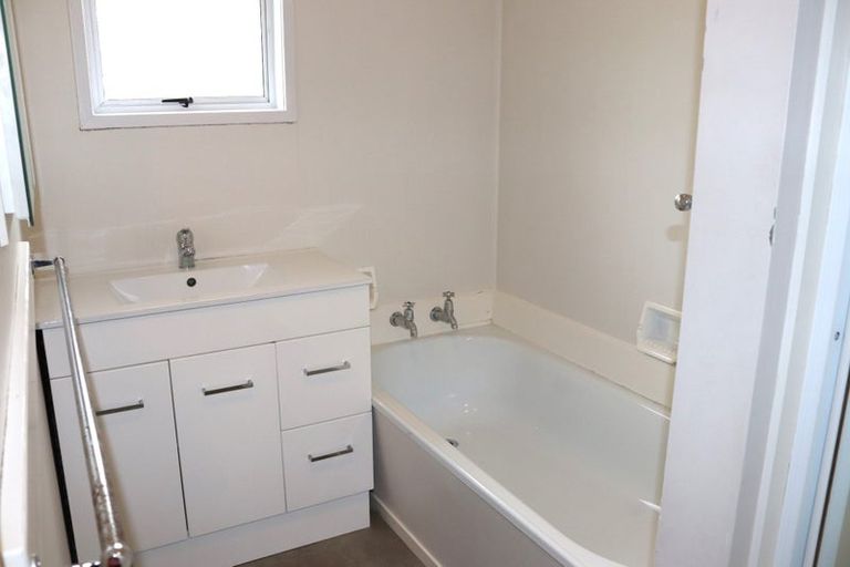 Photo of property in 2/199 Henderson Valley Road, Henderson, Auckland, 0612