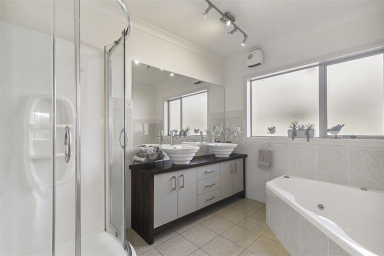 Photo of property in 40 Spoonbill Place, Unsworth Heights, Auckland, 0632