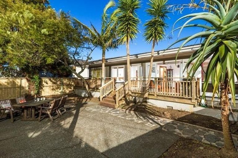Photo of property in 288 East Coast Road, Forrest Hill, Auckland, 0620