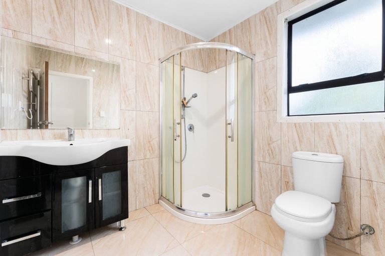 Photo of property in 128 Cobham Crescent, Kelston, Auckland, 0602