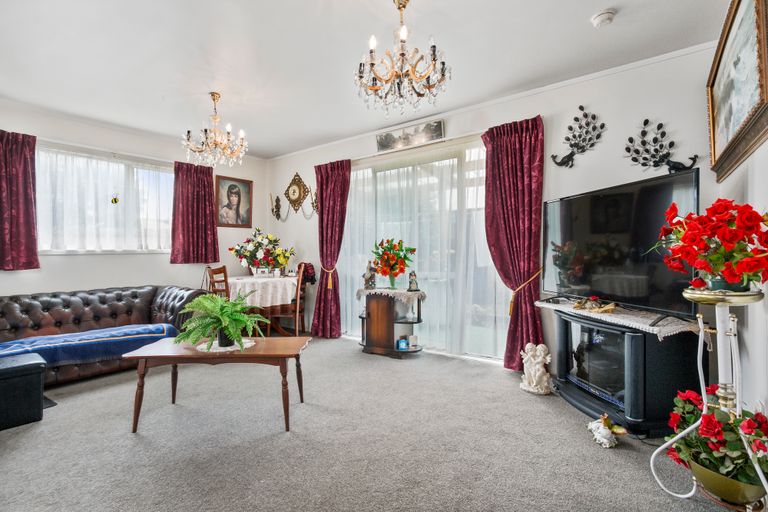 Photo of property in 10 Kaumatua Place, Te Atatu Peninsula, Auckland, 0610