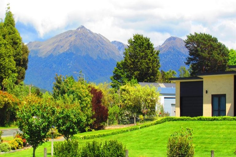 Photo of property in 2 Muriwai Drive, Manapouri, 9679