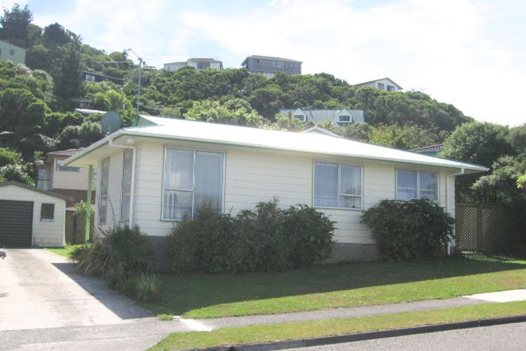 Photo of property in 8 John Witton Drive, Crofton Downs, Wellington, 6035