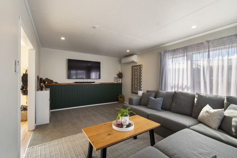 Photo of property in 18 Tararua Terrace, Cloverlea, Palmerston North, 4412