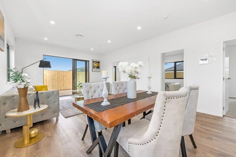 Photo of property in 4 Ngakau Road, Karaka, 2113
