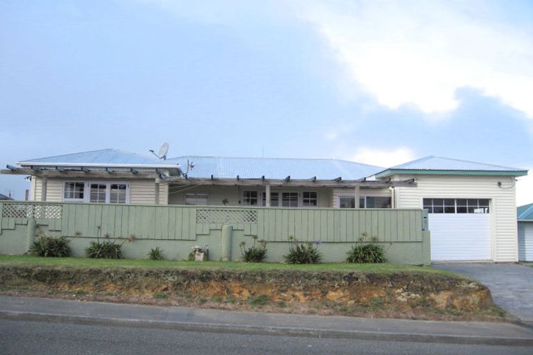 Photo of property in 16 Ruskin Road, Newlands, Wellington, 6037