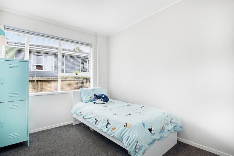Photo of property in 2/17 Kemp Road, Massey, Auckland, 0614