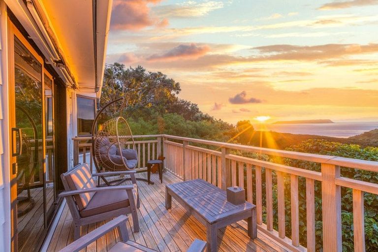 Photo of property in 104 Airlie Road, Plimmerton, Porirua, 5026