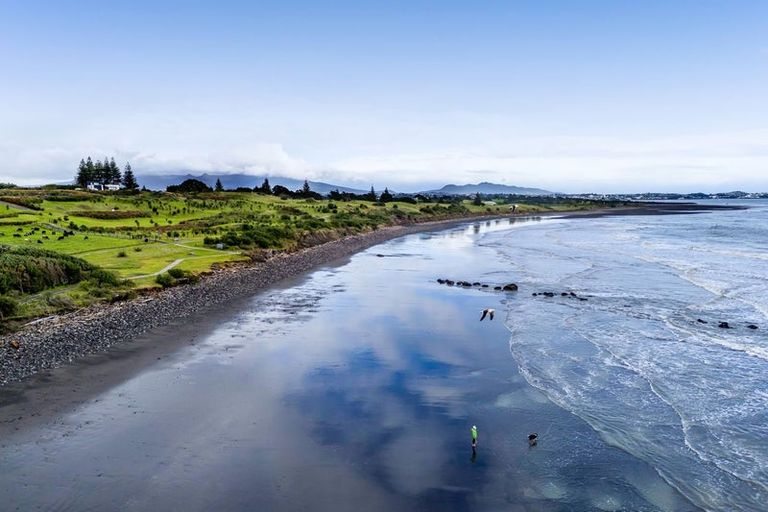 Photo of property in 6 Saint Andrews Parkway, Waiwhakaiho, New Plymouth, 4312