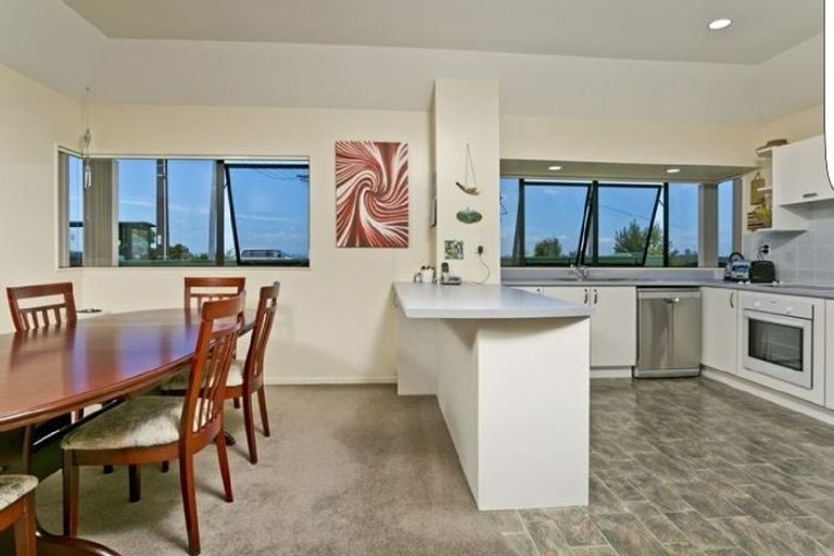 Photo of property in 2/142 Sunset Road, Unsworth Heights, Auckland, 0632