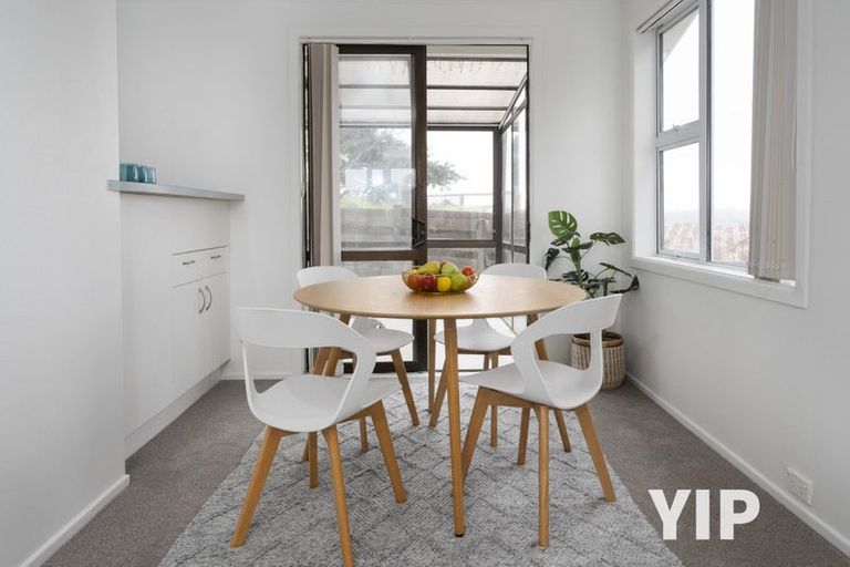 Photo of property in 10 Edgecombe Street, Newlands, Wellington, 6037