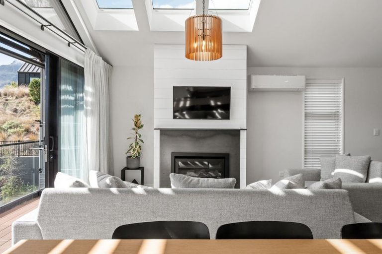 Photo of property in 2 Eichardt Place, Jacks Point, 9371