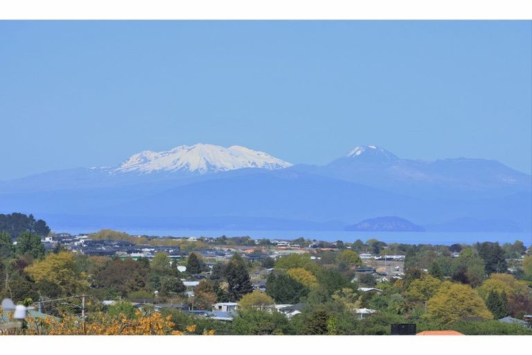 Photo of property in 77 Harvey Street, Waipahihi, Taupo, 3330