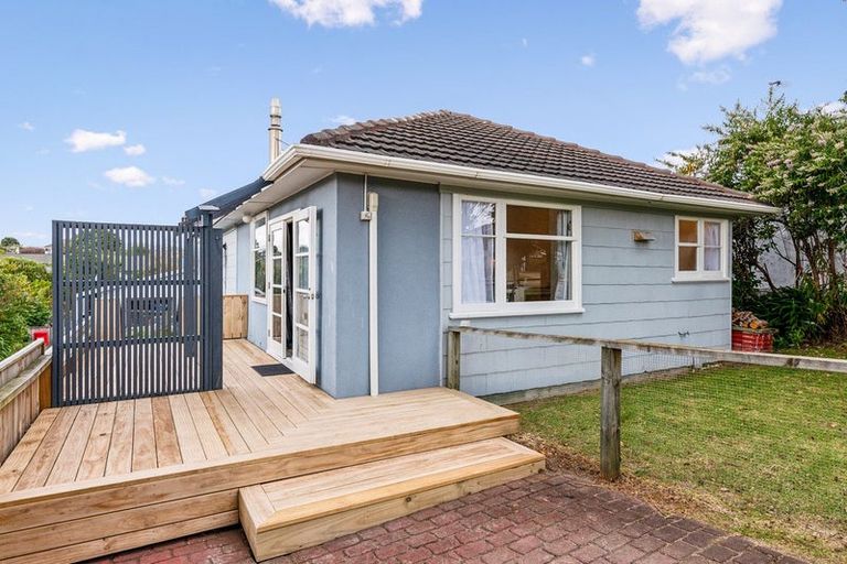 Photo of property in 105 Seaview Road, Paraparaumu Beach, Paraparaumu, 5032