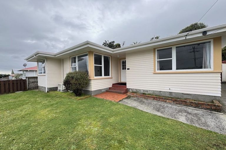 Photo of property in 19 Catherine Crescent, Paparangi, Wellington, 6037