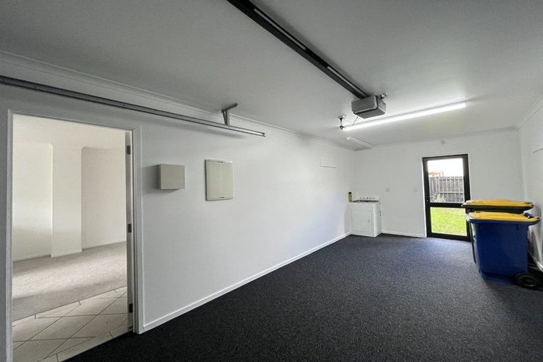 Photo of property in 4 Barnea Circle, Glen Eden, Auckland, 0602