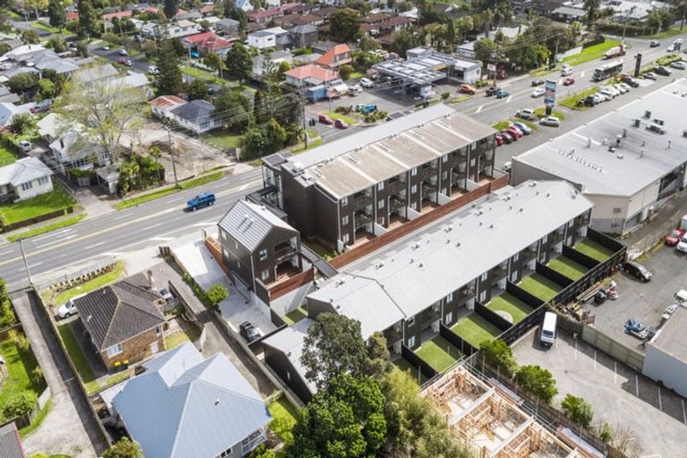 Photo of property in 1/4045f Great North Road, Glen Eden, Auckland, 0602