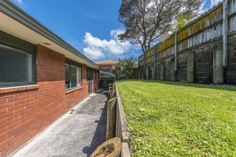 Photo of property in 30 Ginders Drive, Massey, Auckland, 0614