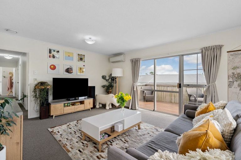 Photo of property in 10 Pimlico Place, Newlands, Wellington, 6037